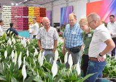 Kees Lagerwerf (right) shows some visitors around and tells some more about the Spathiphyllum while doing so.